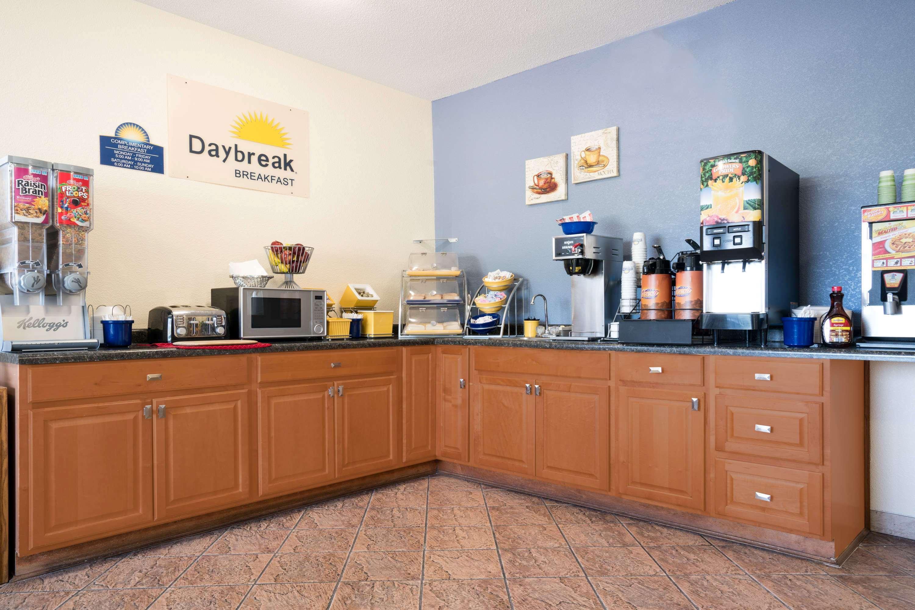 Days Inn By Wyndham Манкато Екстериор снимка